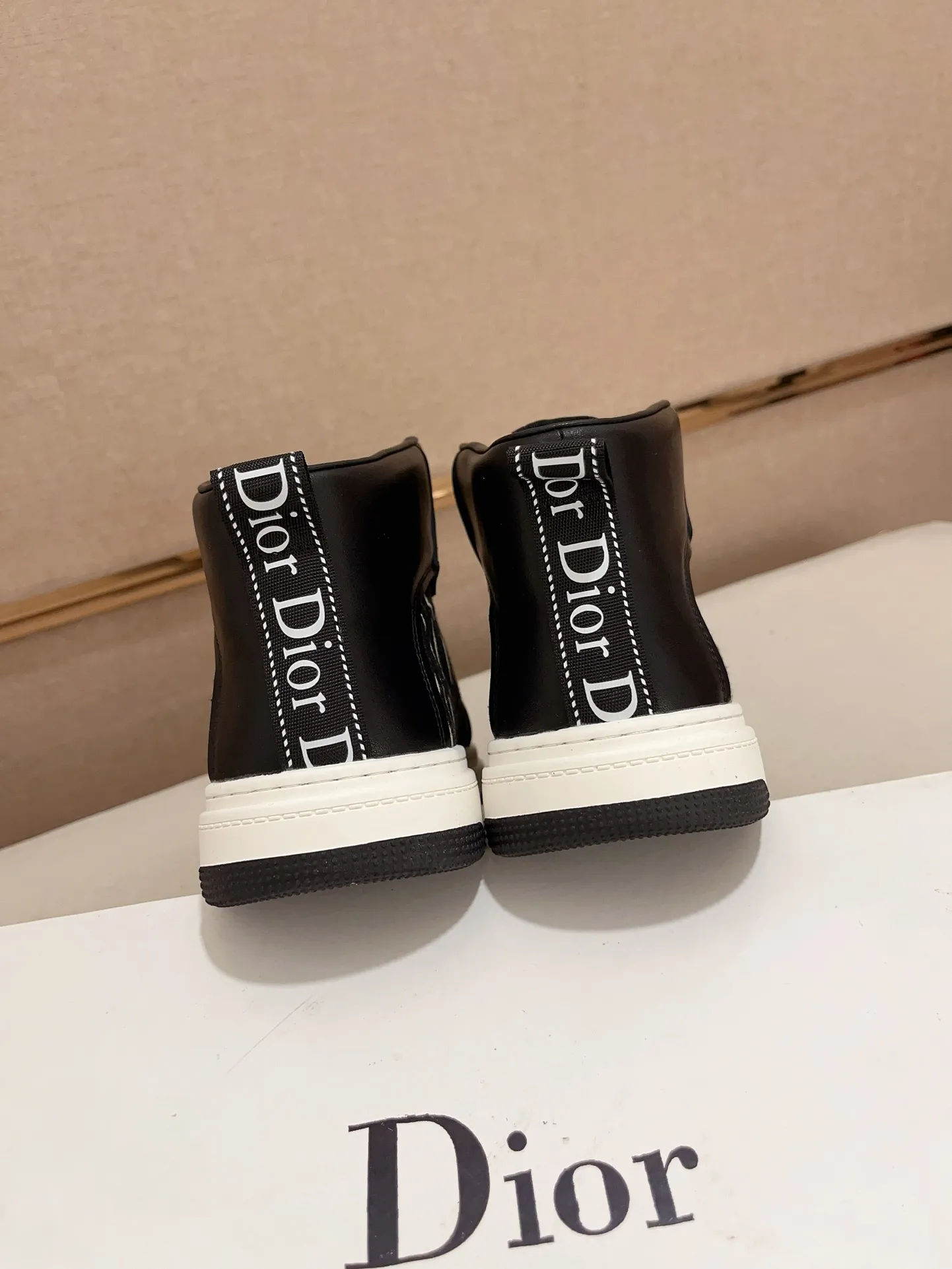 Men's shoes💰 420💰🇮🇹🇮🇹Dior d The new high-tops are on sale at the same time at the counter. The uppers are 🇮🇹 Italian imported first-layer cowhide, and the fully imported sheepskin lining is 💪💪. It is a complete 1⃣️ to 1⃣️ replica 🇮🇹💪💪. ⚠Sole: The original sole is specially provided by the original factory. The exclusive movable molded sole is super comfortable. ⚠Original factory follow-up goods, 🔍🔍high quality, you can enter and exit the counter at will, welcome to compare⚠. Code number:38-44